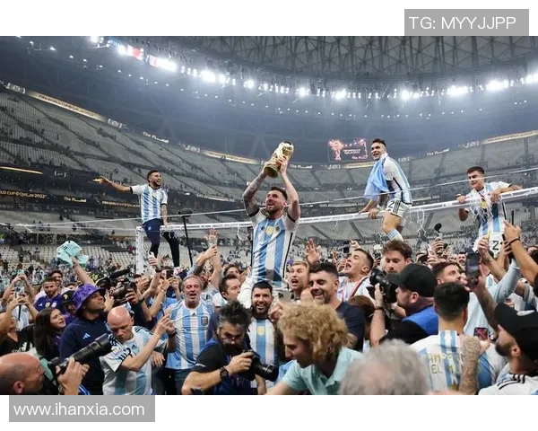 《足球星卡2022世界杯系列:重温赛场经典瞬间与传奇球员故事》 《足球星卡2022世界杯系列:重温赛场经典瞬间与传奇球员故事》